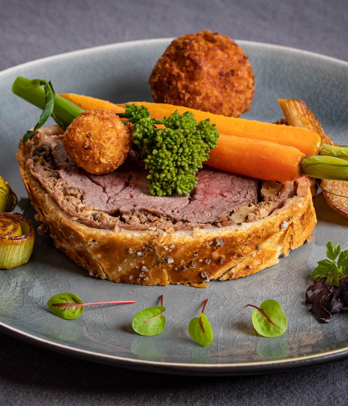 Beef Wellington met worteltjes en een aardappelkroketje en gestoofd prei