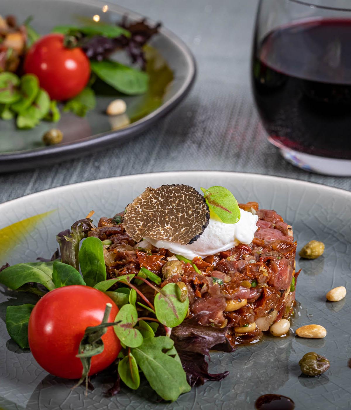Italiaanse tartaar met een gepocheerd kwarteleitje en een schijfje truffel