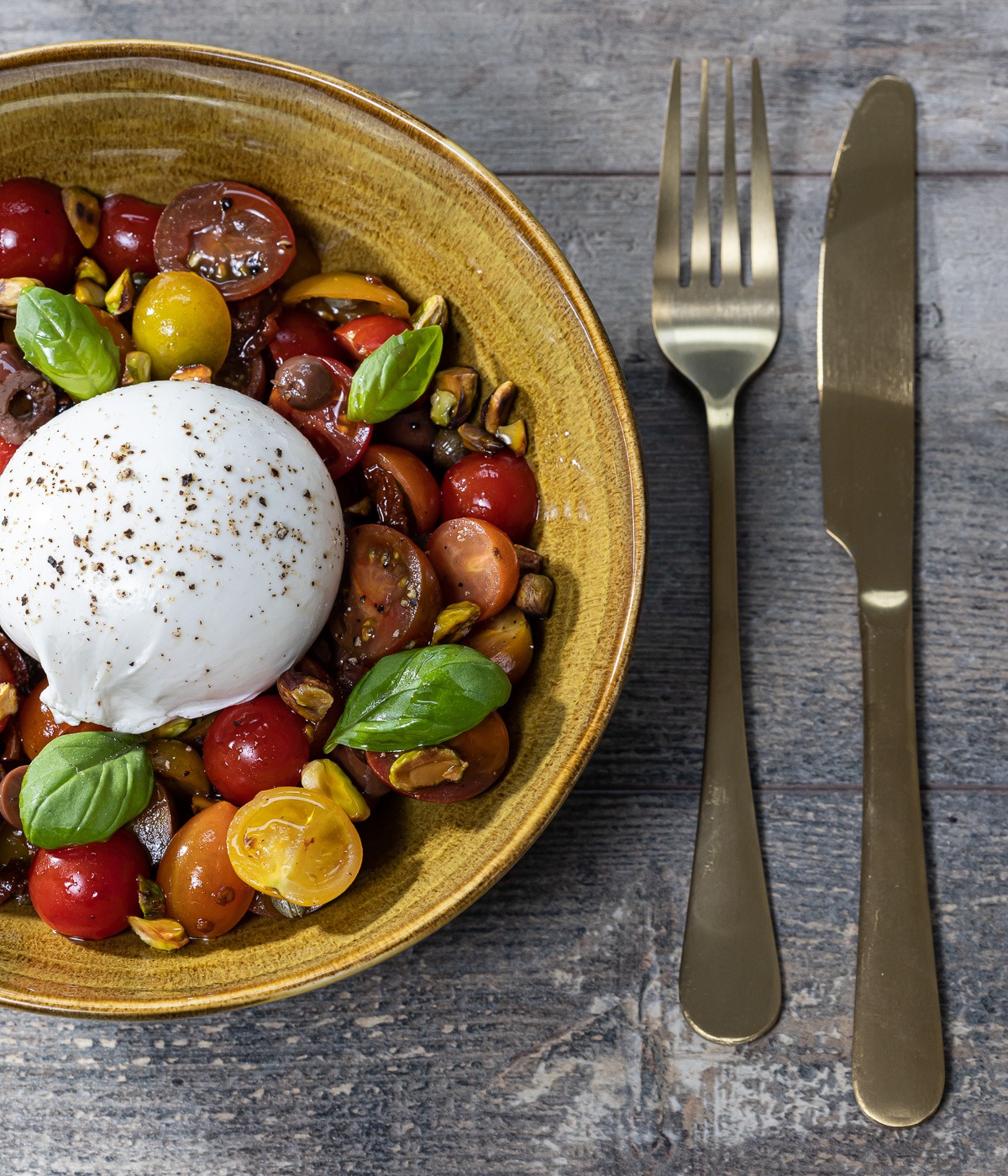 burrata en zongedroogde tomaatjes