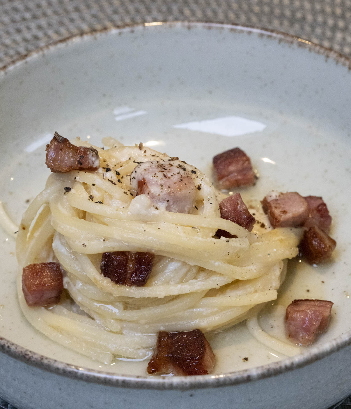 pasta gemaakt met pecorino, parmezaanse kaas en krokante spekblokjes