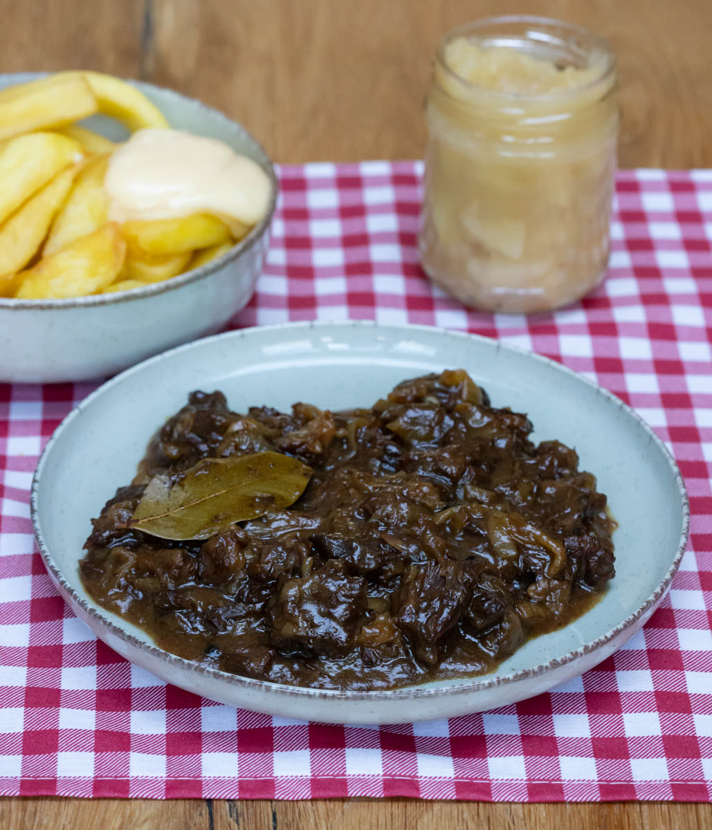stoofvlees gemaakt met stroop, laurier en kruidnagel.