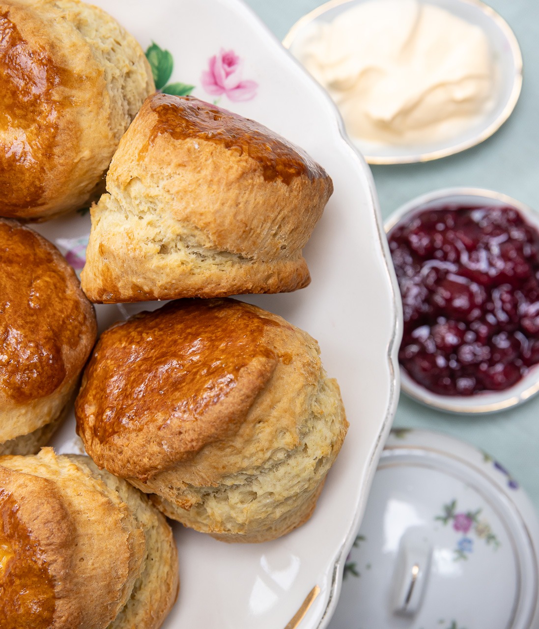 scones met kersenjam en clotted cream