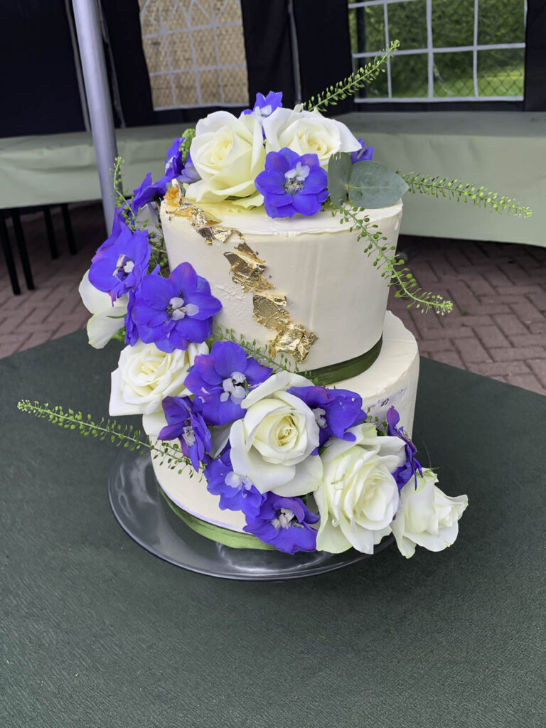 stapeltaart, trouwtaart. botercreme, vruchtenvulling