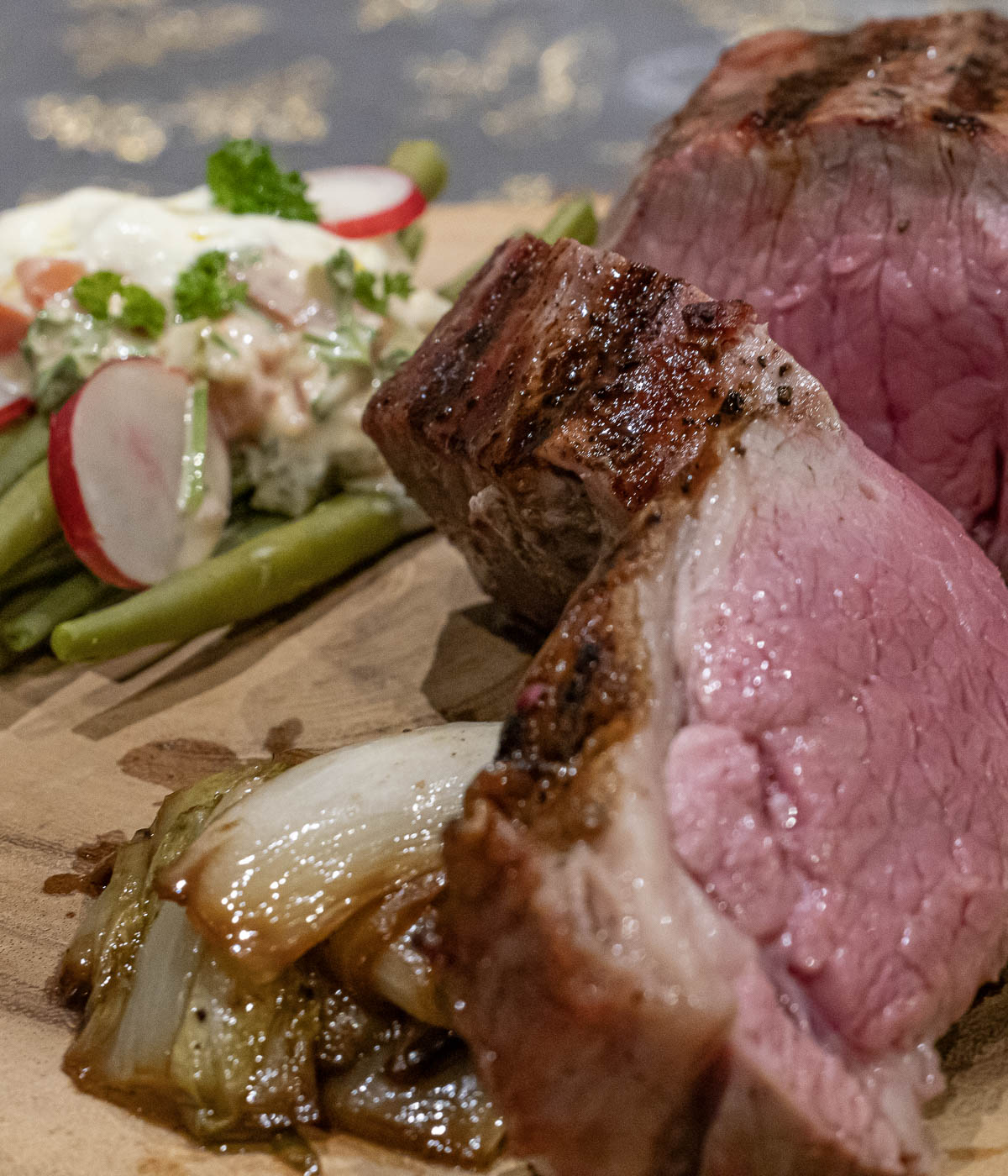 Hoofdgerecht: entrecote van de basterd Haricots verts met een vinaigrette en gekarameliseerde witlof